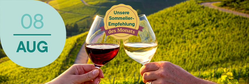 Two hands clink wine glasses in a sunlit vineyard; a circular date badge reads 08 AUG on the left and a 'Sommelier-Empfehlung des Monats' badge sits above the glasses.